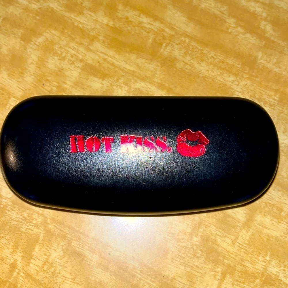 Hot 💋 Kiss eye wear case